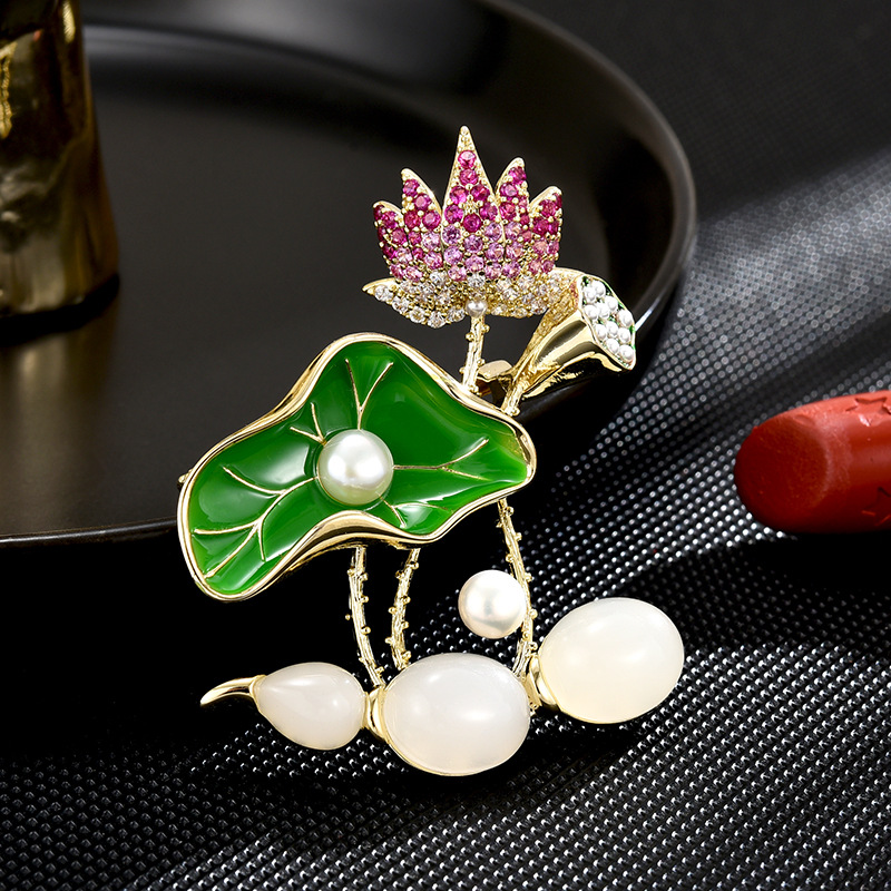 traam cài áo hoa củ sen