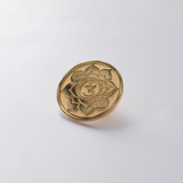 cài áo hoa sen om phật giáo