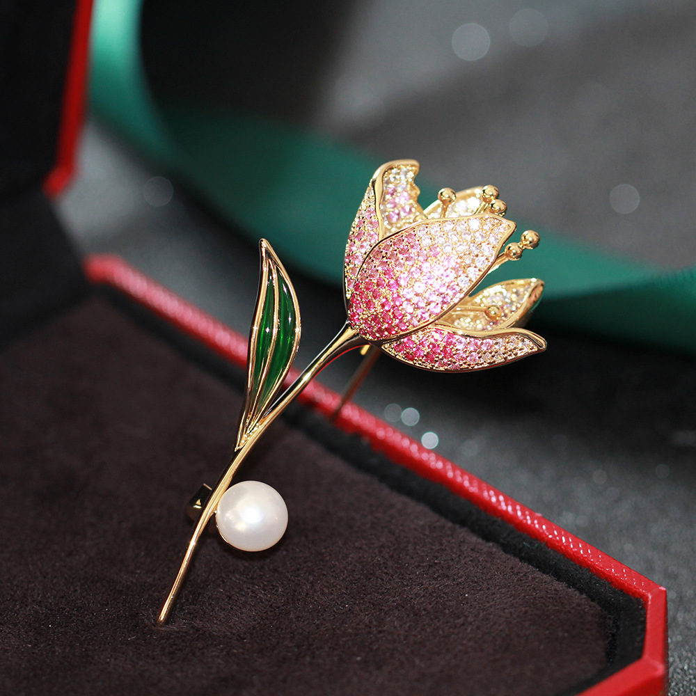 Trâm Cài Áo Hoa Lily Đính Đá Ngọc Trai - Hình ảnh 3