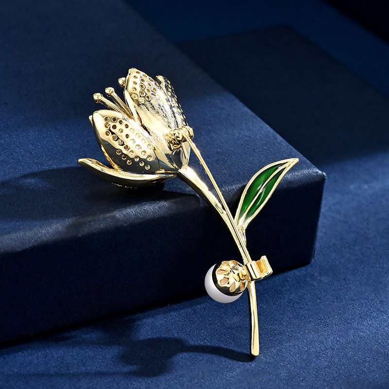 Trâm Cài Áo Hoa Lily Đính Đá Ngọc Trai - Hình ảnh 2