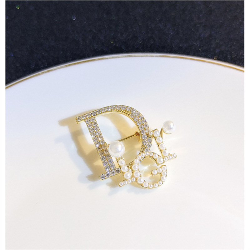 Trâm Cài Áo Chữ Dior Đính Đá Ngọc Trai - Hình ảnh 8