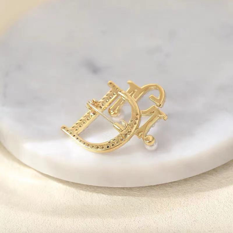Trâm Cài Áo Chữ Dior Đính Đá Ngọc Trai - Hình ảnh 3