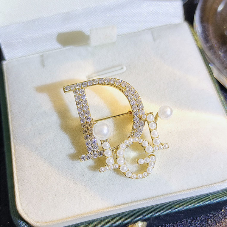 Trâm Cài Áo Chữ Dior Đính Đá Ngọc Trai - Hình ảnh 7