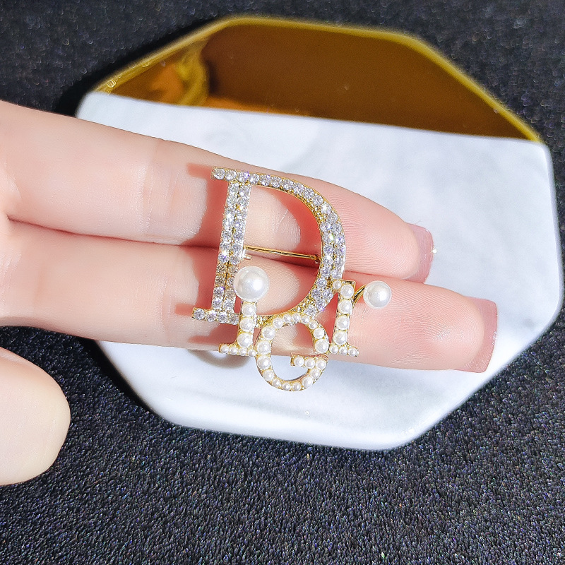 Trâm Cài Áo Chữ Dior Đính Đá Ngọc Trai - Hình ảnh 4