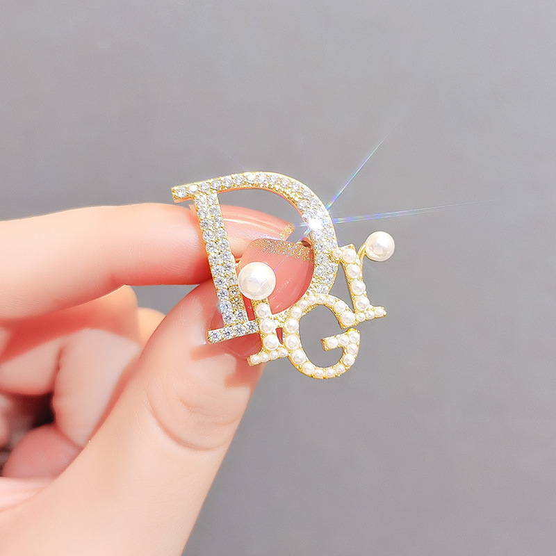 Trâm Cài Áo Chữ Dior Đính Đá Ngọc Trai - Hình ảnh 2