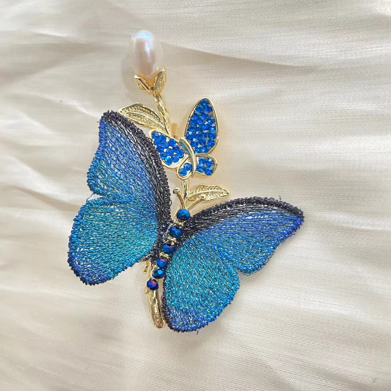 Trâm Cài Áo Bươm Bướm Vải Thêu Xanh Đính Ngọc Trai - Hình ảnh 6