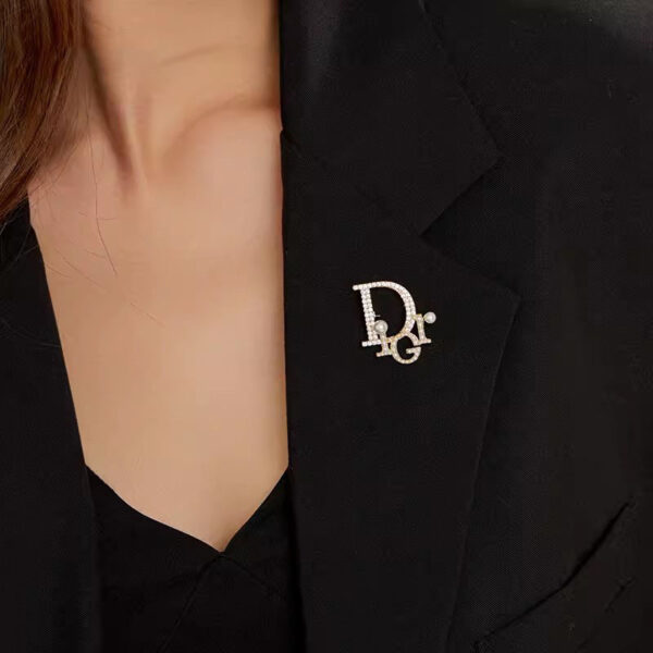trâm cài áo chữ dior đính đá
