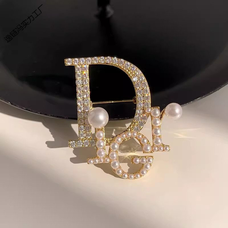 Trâm Cài Áo Chữ Dior Đính Đá Ngọc Trai - Hình ảnh 9