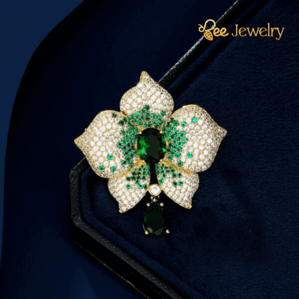 trâm cài áo hoa đính ngọc lục bảo