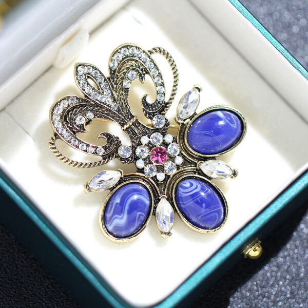 cài áo đính đá phong cách retro thanh lịch