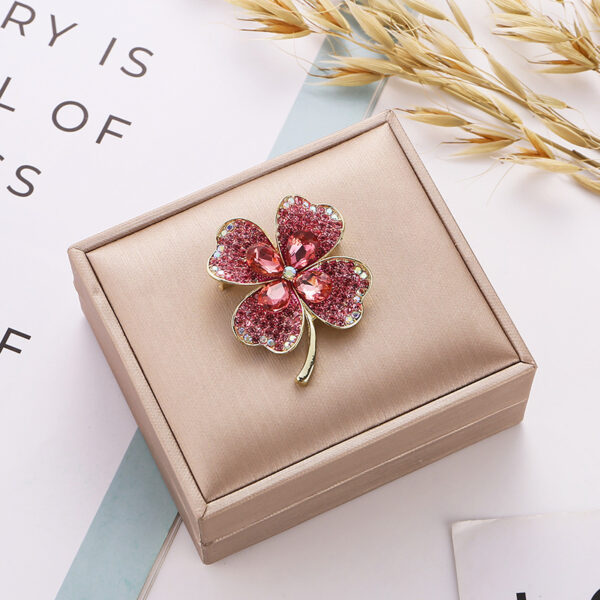 cài áo cỏ 4 lá hồng