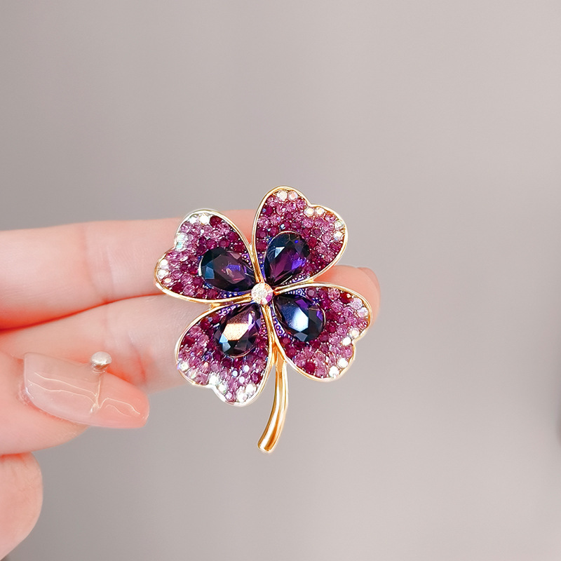 Trâm Cài Áo Cỏ 4 Lá Đính Phale Tím - Hình ảnh 2