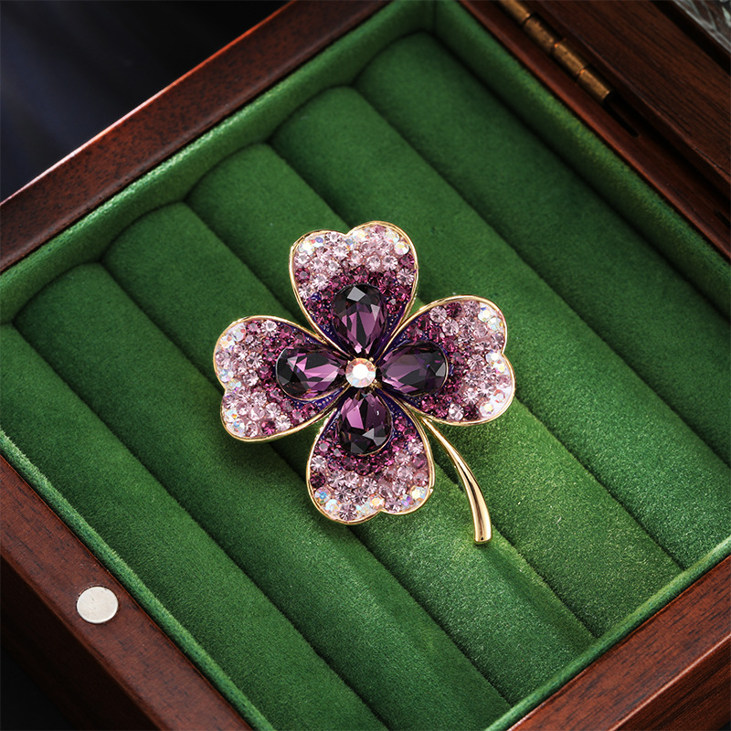 Trâm Cài Áo Cỏ 4 Lá Đính Phale Tím - Hình ảnh 4