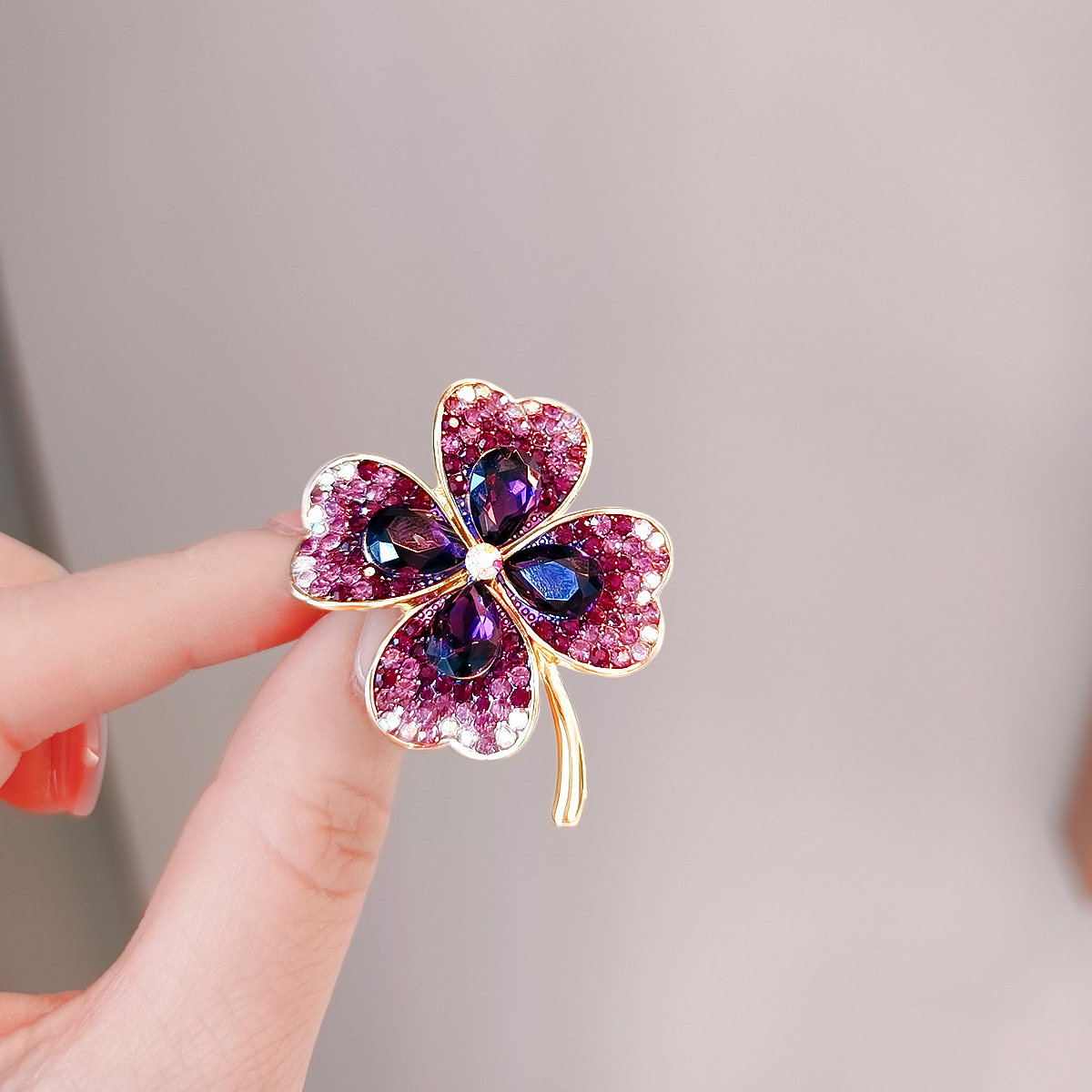 Trâm Cài Áo Cỏ 4 Lá Đính Phale Tím - Hình ảnh 3