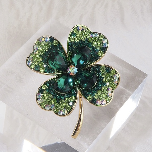 cài áo cỏ 4 lá dành cho mệnh mộc