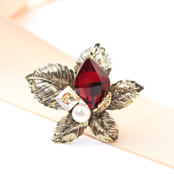 cài áo hoa mây đính phale đỏ phong cách retro