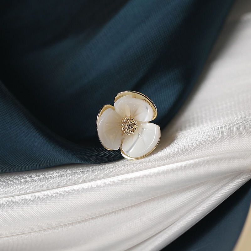 Pin Cài Áo Hoa Mai Trắng - Hình ảnh 3