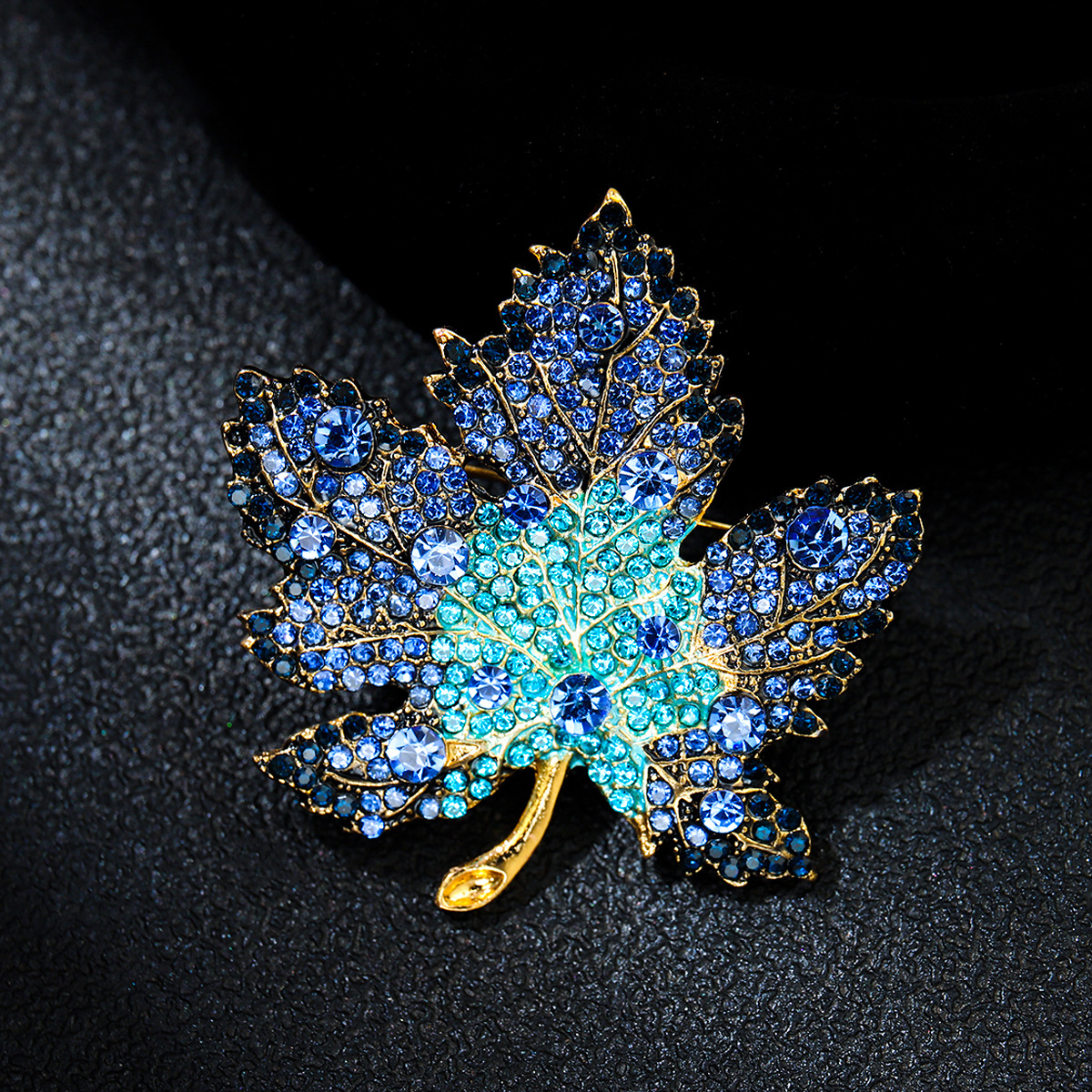 trâm cài áo lá phong xanh