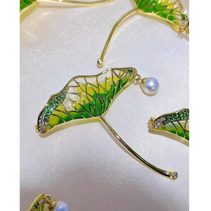 Trâm Cài Áo Lá Sen Xanh Đính Ngọc Trai - Hình ảnh 6