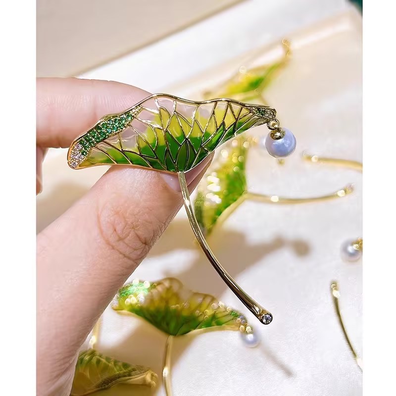 Trâm Cài Áo Lá Sen Xanh Đính Ngọc Trai - Hình ảnh 5