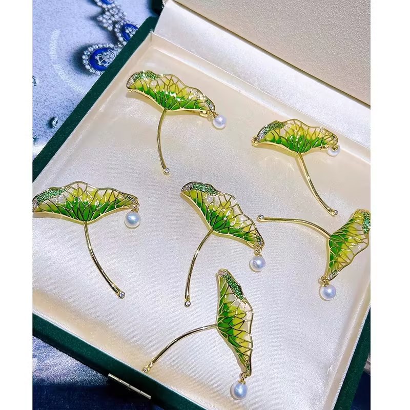 Trâm Cài Áo Lá Sen Xanh Đính Ngọc Trai - Hình ảnh 4