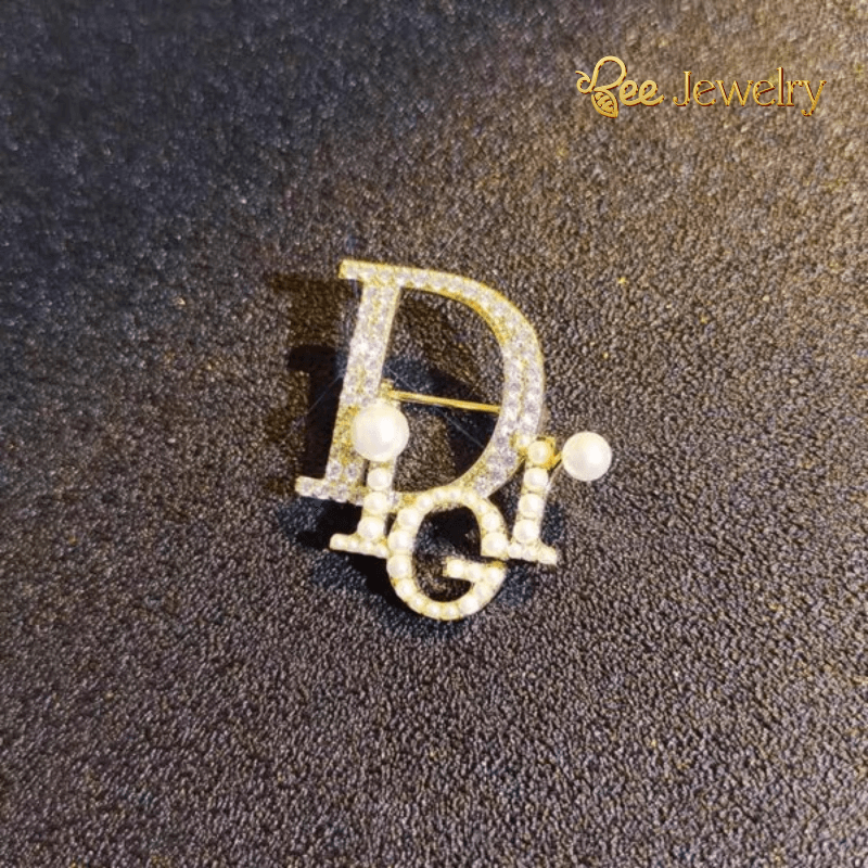 trâm cài áo chữ DIor đính đá cao cấp