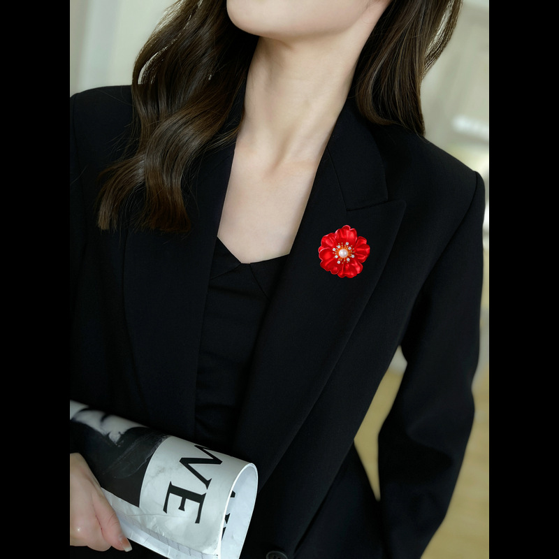 hoa cài áo vest nữ hoa mẫu đơn đỏ