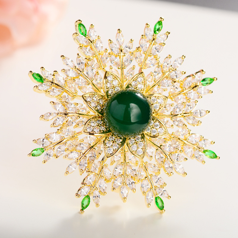 cài áo vết bông tuyết đính ngọc lục bảo cao cấp