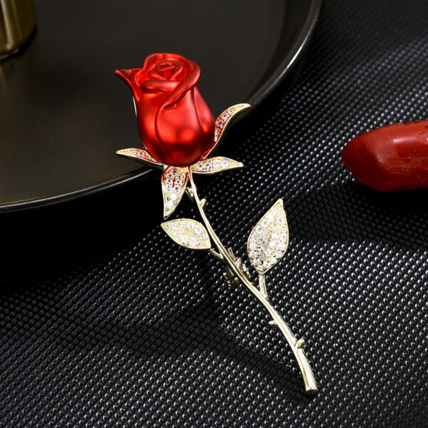 cài áo hoa hồng thanh lịch