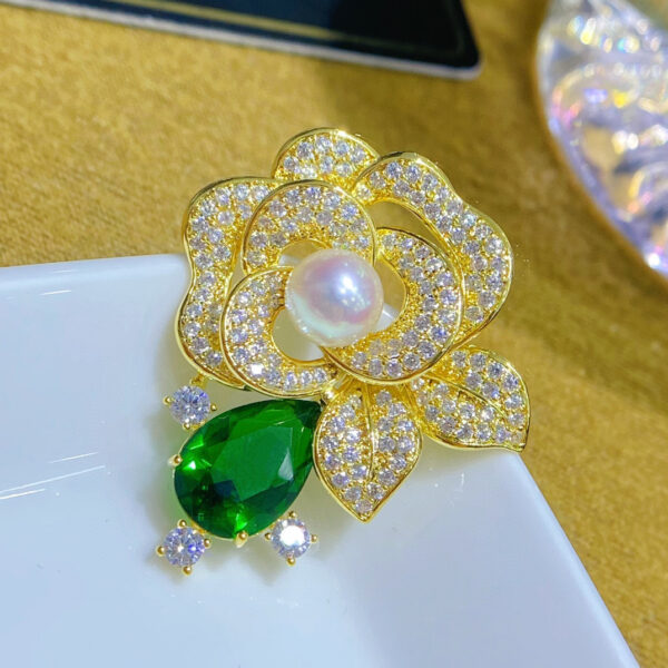 cài áo hoa hồng đính đá