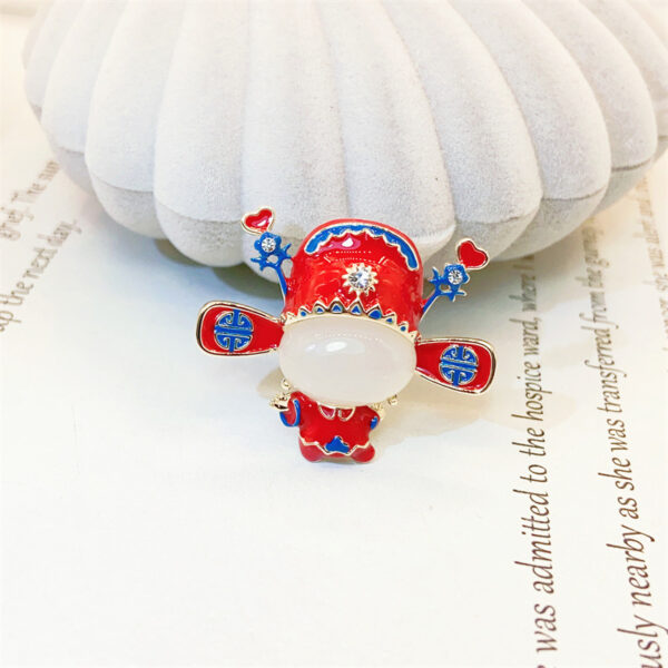 cài áo ông thần tài