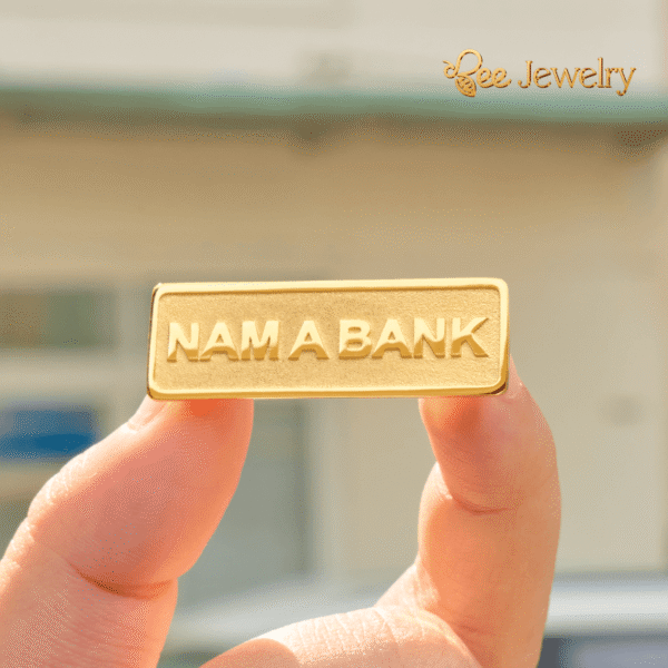 huy hiệu cài áo nam á bank mạ vàng