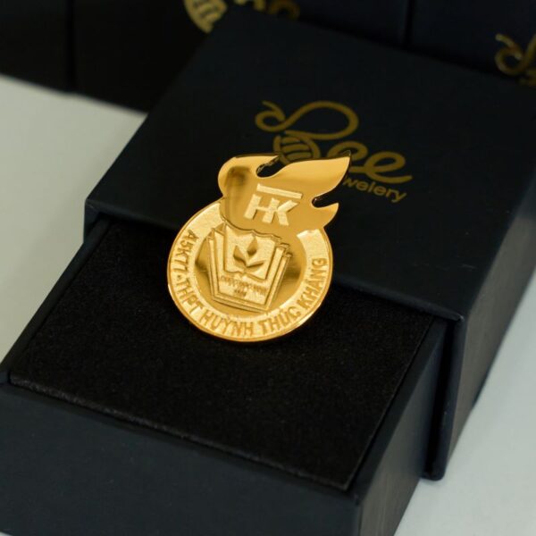 mẫu gia công huy hiệu mạ vàng dành cho trường học